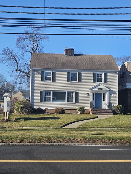 More Photos Of 3303 Main St, Stratford Office For Lease