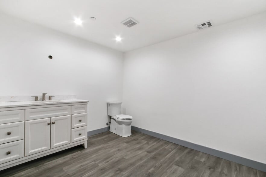 More Photos Of 245 Fischer Ave, Costa Mesa Light Manufacturing For Lease