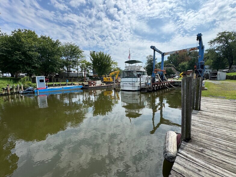 More Photos Of 201 Oak Ave, Essex Marina For Lease