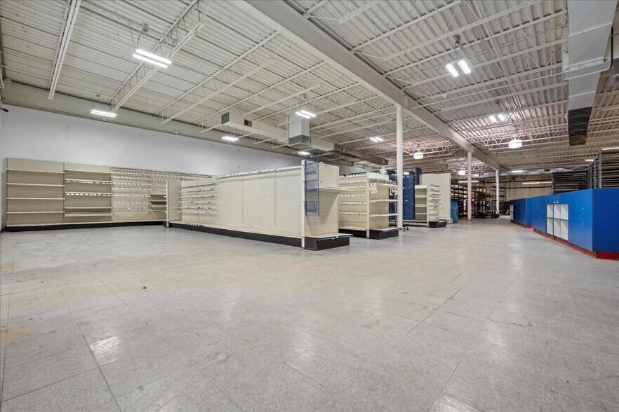 More Photos Of 516 Washington St, Ravenswood Freestanding For Lease