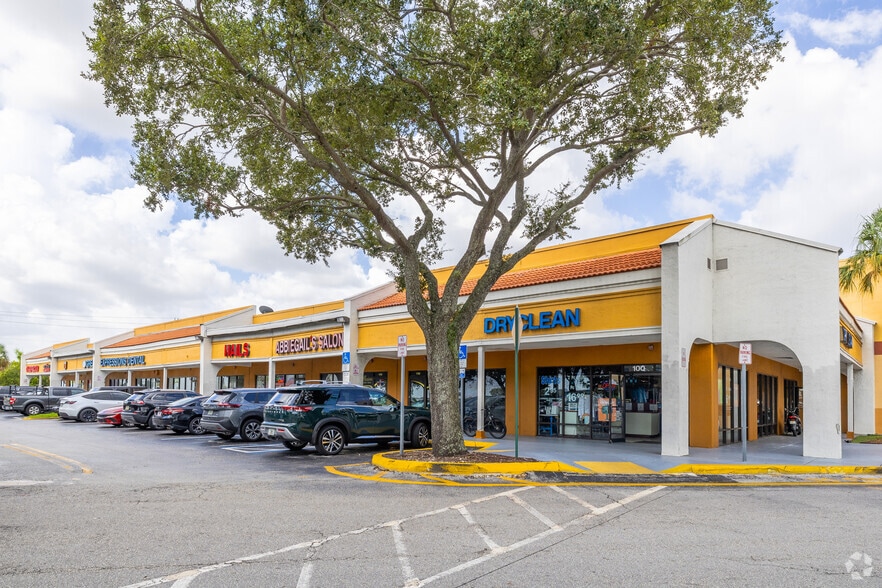 More Photos Of 8030-8384 N Pines Blvd, Pembroke Pines General Retail For Lease