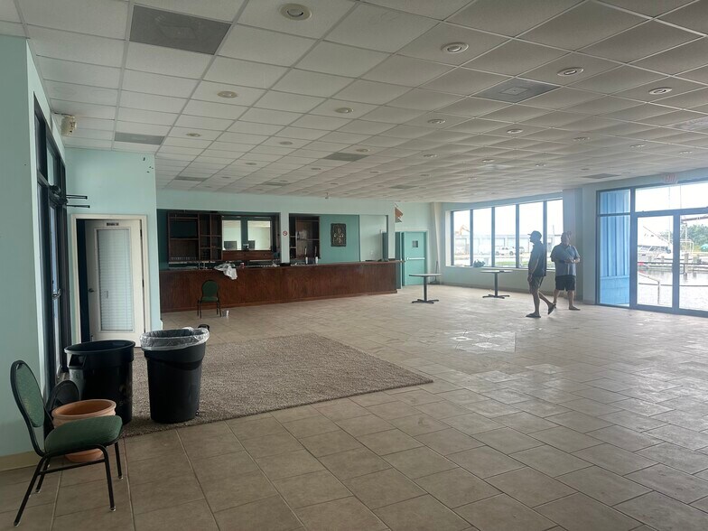 More Photos Of 2101 Paris Rd, New Orleans Service Station For Lease
