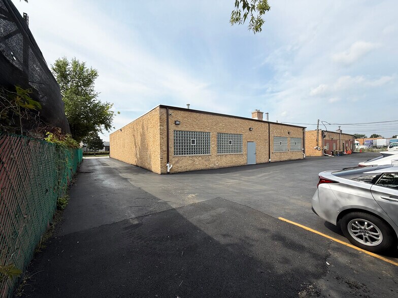 More Photos Of 990 Criss Cir, Elk Grove Village Warehouse For Lease