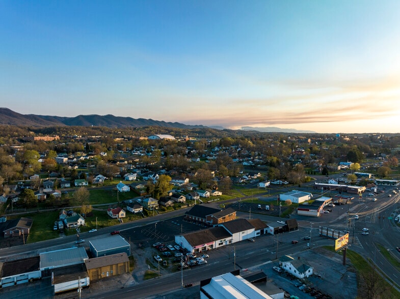 More Photos Of 525 W Market St, Johnson City Flex For Lease