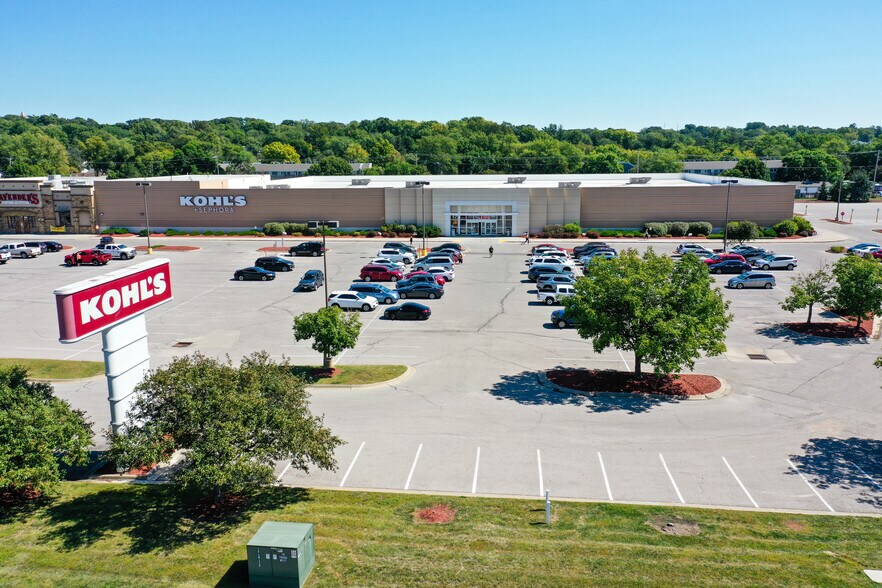 More Photos Of 909 S 72nd St, Omaha Department Store For Sale