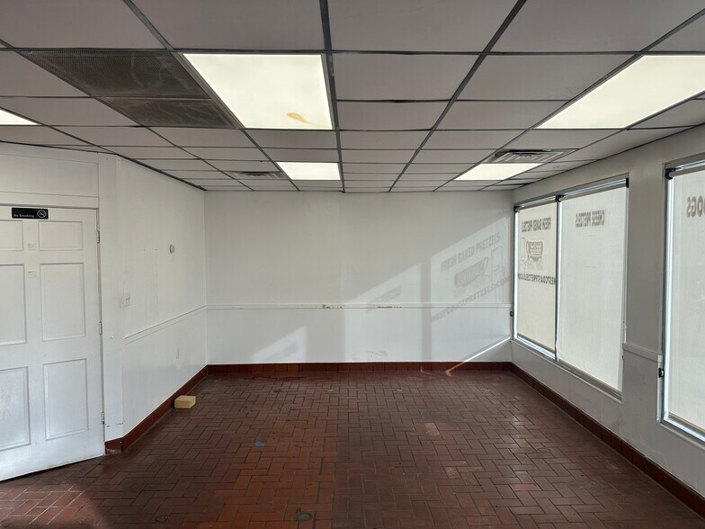 More Photos Of 7601-7617 Vineland Ave, Sun Valley Freestanding For Lease