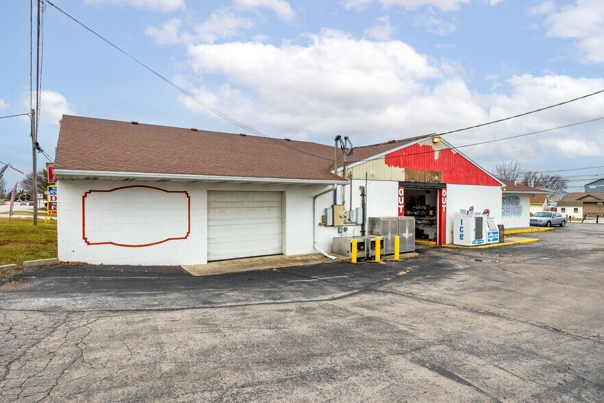 More Photos Of 2048 E Sand Rd, Port Clinton Freestanding For Sale