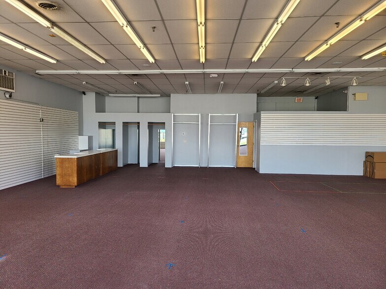 More Photos Of 185-195 Cambridge St, Burlington Showroom For Lease