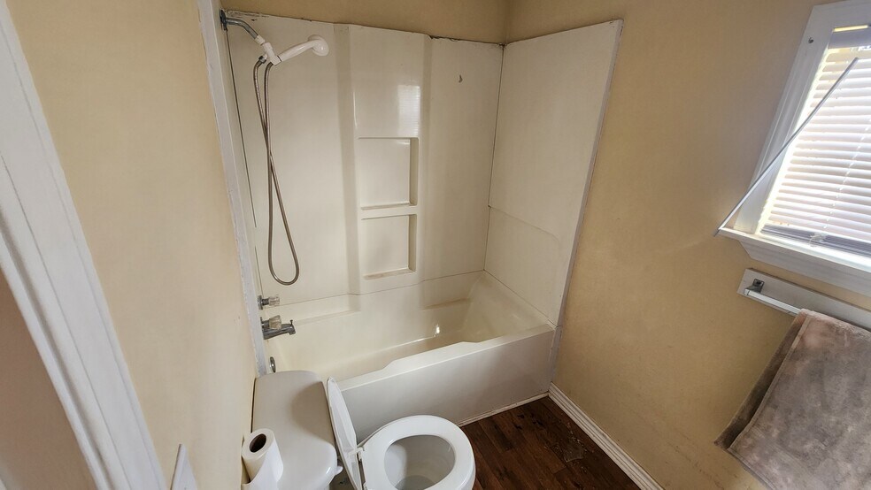 More Photos Of 200 E Olive St, Holliday Freestanding For Lease