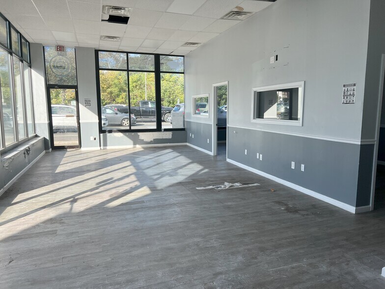 More Photos Of 560 Sunrise Hwy, Baldwin Auto Repair For Lease