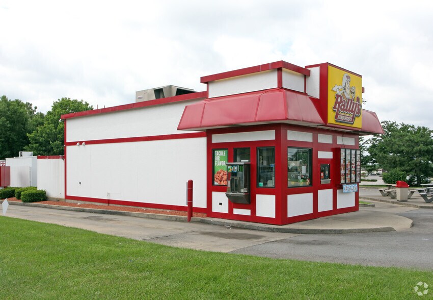 Primary Photo Of 6101 E Main St, Columbus Fast Food For Lease