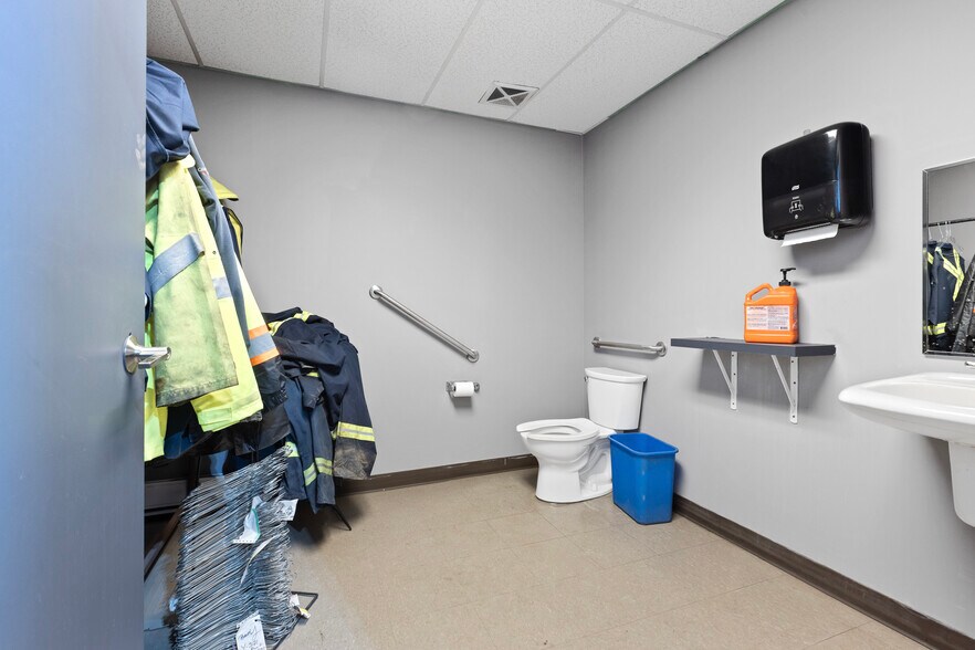 More Photos Of 143 Walgreen Rd, Ottawa Warehouse For Sale