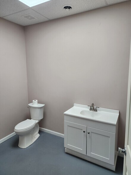 More Photos Of 1687 Sandifer Blvd, Seneca Freestanding For Lease