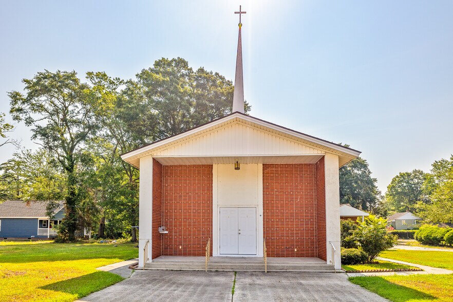 Primary Photo Of 1106 N Water St, Lumberton Religious Facility For Sale
