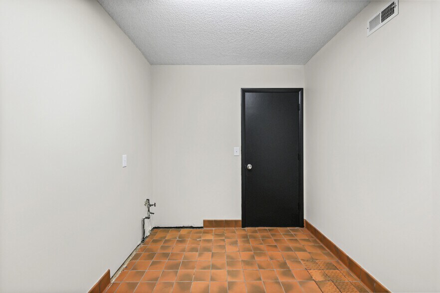 More Photos Of 11 Brierton Ln, Crystal City Office For Sale