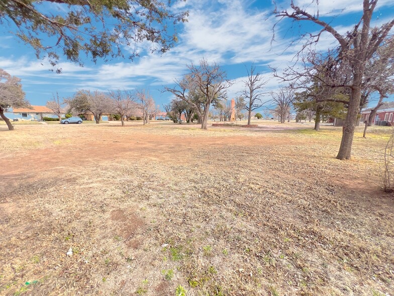 More Photos Of 1015 E Broadway St, Altus Land For Sale