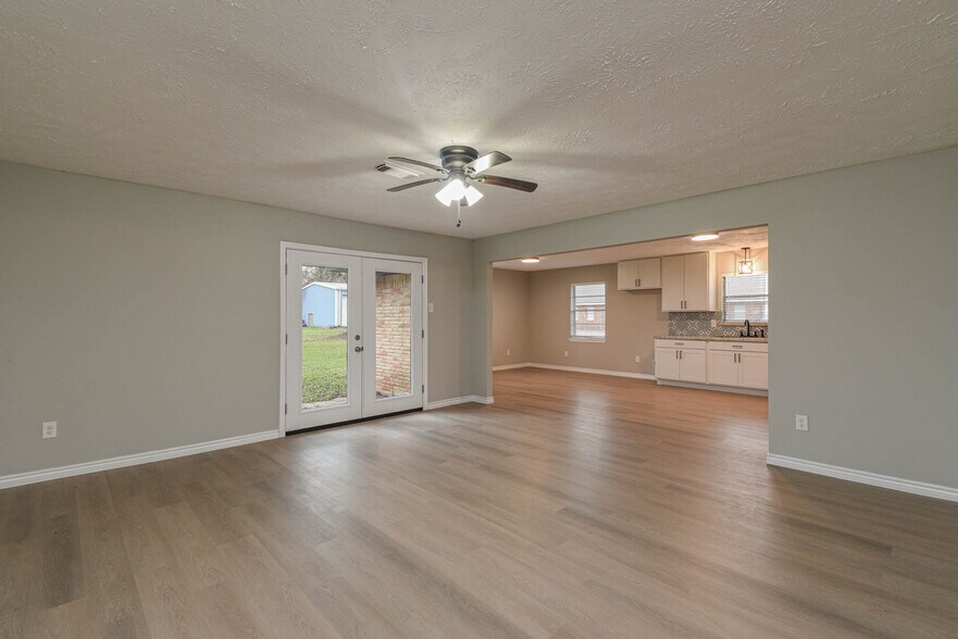 More Photos Of 2834 Pansy St, Pasadena Medical For Sale