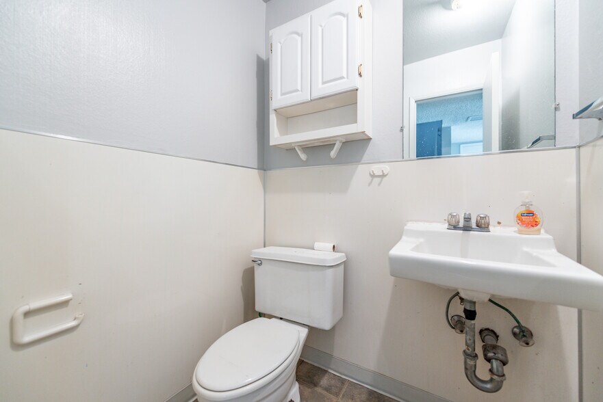 More Photos Of 711 W 17th St, Costa Mesa Flex For Lease
