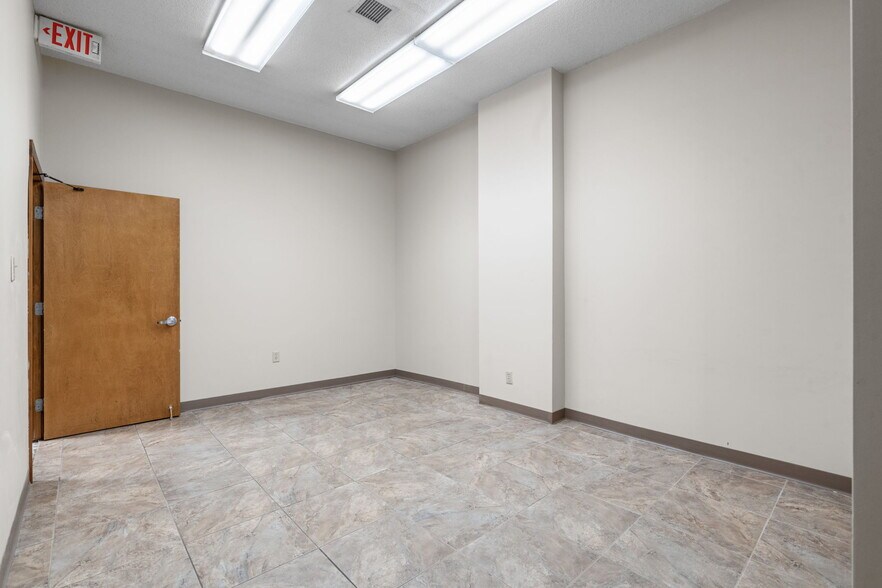 More Photos Of 311 N Waverly Ave, Springfield Warehouse For Lease