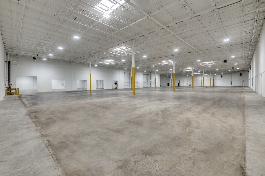 More Photos Of 4030 Express St, Arlington Distribution For Sale