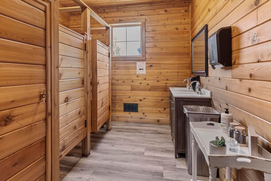 More Photos Of 109 E B St, Cedar Creek Freestanding For Sale