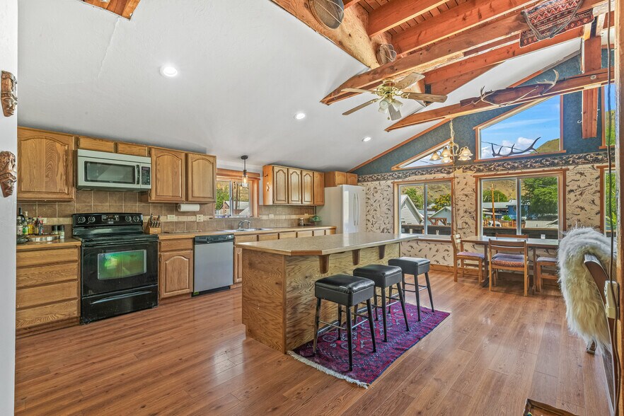 More Photos Of 302 Berger St, Riggins Apartments For Sale