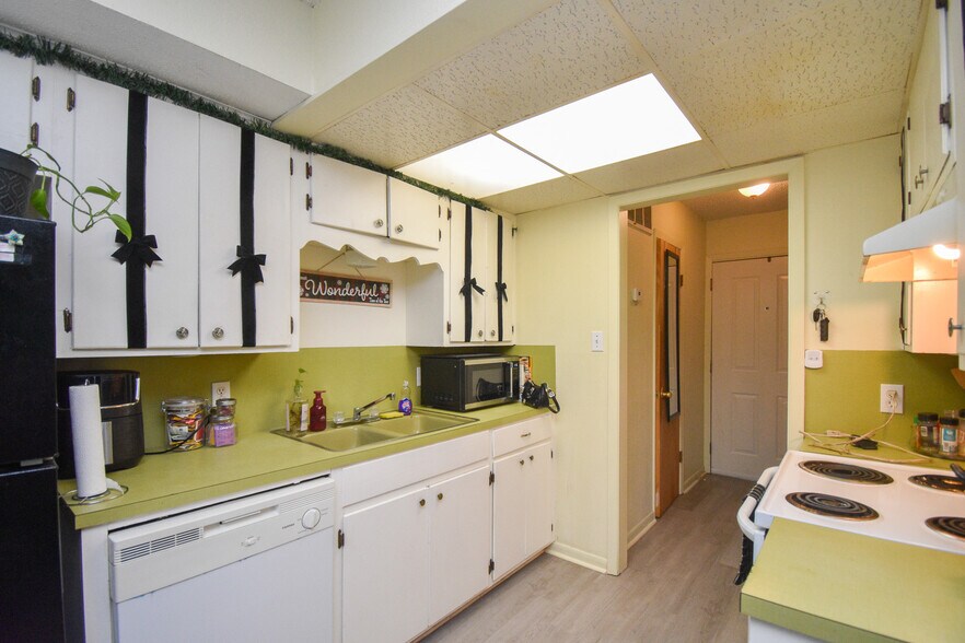 More Photos Of 1805 Rosemary Ave, Victoria Apartments For Sale