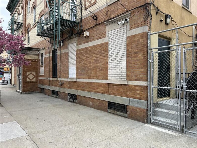 More Photos Of 4602 30th Ave, Astoria Storefront Retail Residential For Lease