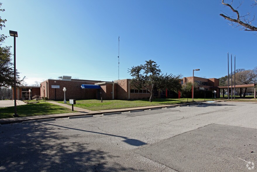 More Photos Of 803 W Lampasas St, Ennis Office For Sale