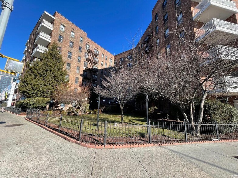 More Photos Of 10025 Queens Blvd, Forest Hills Apartments For Sale