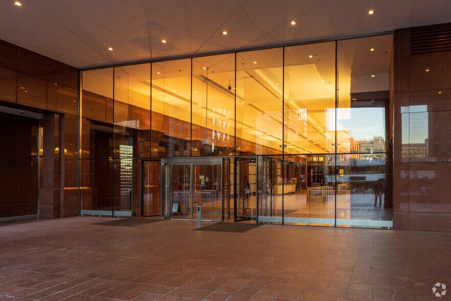 More Photos Of 425 S Financial Pl, Chicago Office For Lease