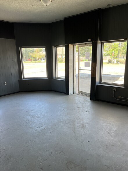 More Photos Of 64 Main & Highway 64B, Crawfordsville Service For Lease