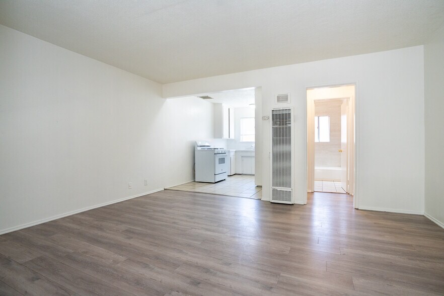 More Photos Of 1433 E 61st St, Los Angeles Apartments For Sale