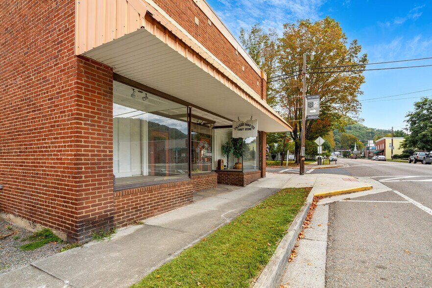 More Photos Of 101 W Laurel Ave, Damascus General Retail For Sale