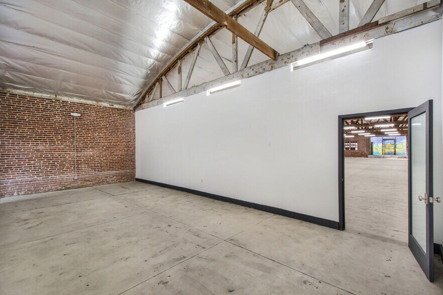 More Photos Of 236 W 18th St, Los Angeles Warehouse For Lease