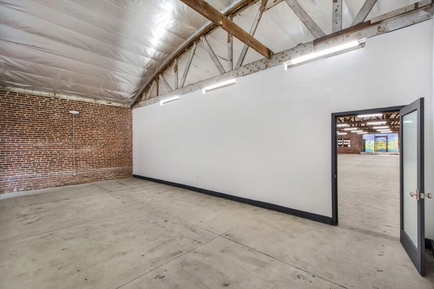 More Photos Of 236 W 18th St, Los Angeles Warehouse For Sale