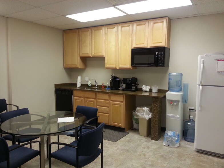 More Photos Of 225 N Arlington Heights Rd, Elk Grove Village Light Distribution For Lease