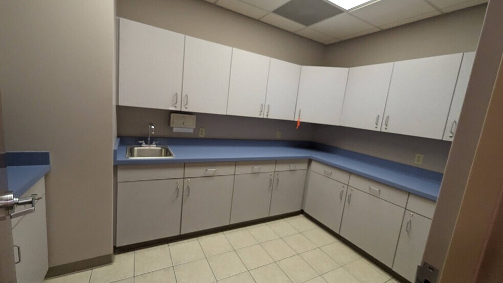 More Photos Of 405 Kays Dr, Normal Medical For Sale