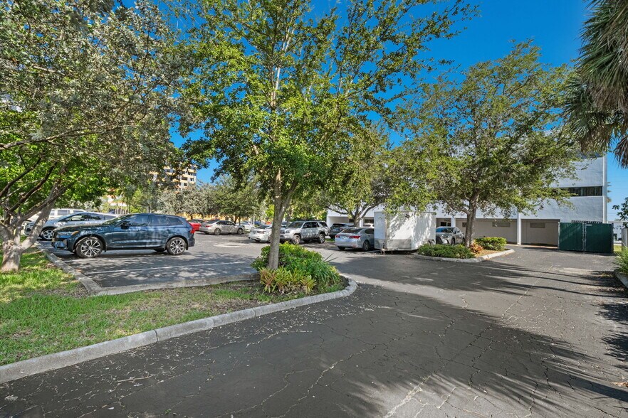 More Photos Of 1995 E Oakland Park Blvd, Fort Lauderdale Loft Creative Space For Sale
