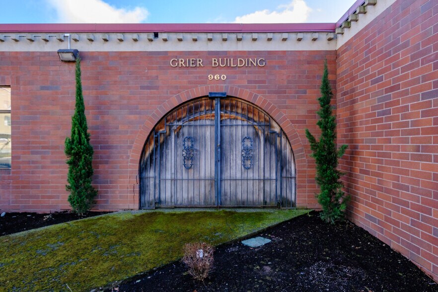 More Photos Of 960 Broadway St NE, Salem Office For Lease