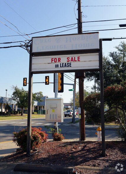 More Photos Of 750 Clarksville St, Paris Office For Sale