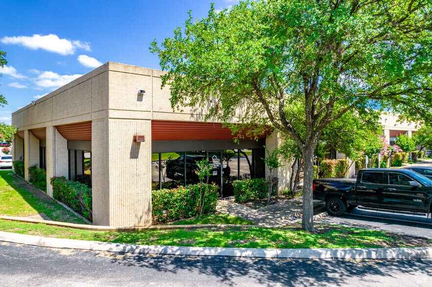 More Photos Of 1006-1030 Central Pky S, San Antonio Office For Lease