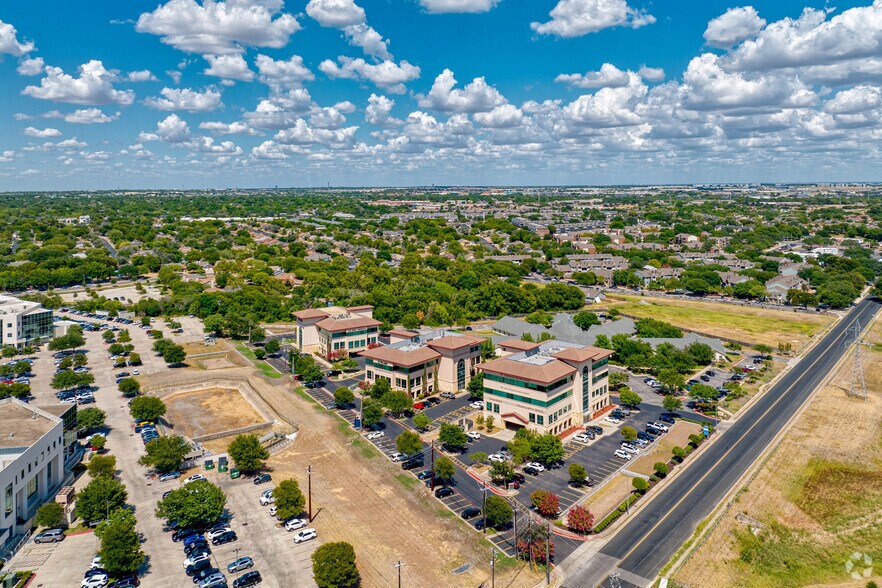 More Photos Of 2200 Park Bend Dr, Austin Medical For Lease