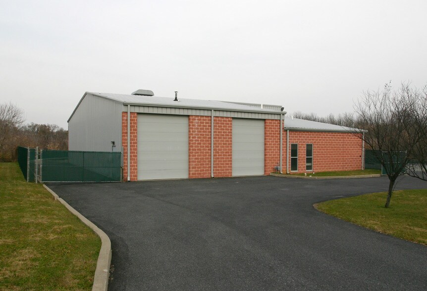 Primary Photo Of 3668 Crescent Ct E, Whitehall Service For Lease