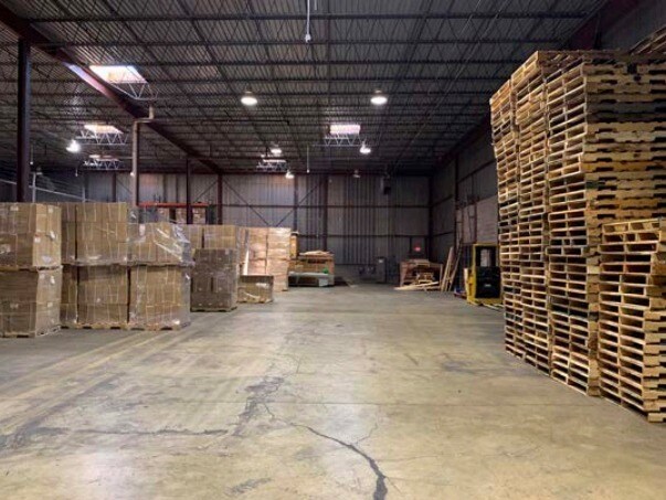 More Photos Of 600 Busse Rd, Elk Grove Village Showroom For Lease