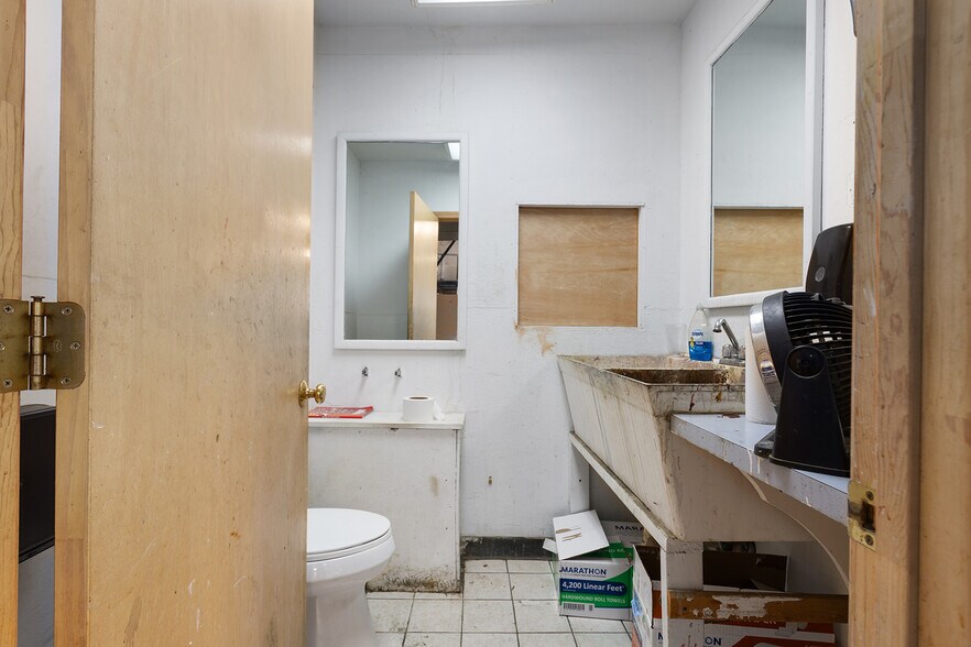 More Photos Of 814 Brooklyn Ave, Kansas City Warehouse For Sale