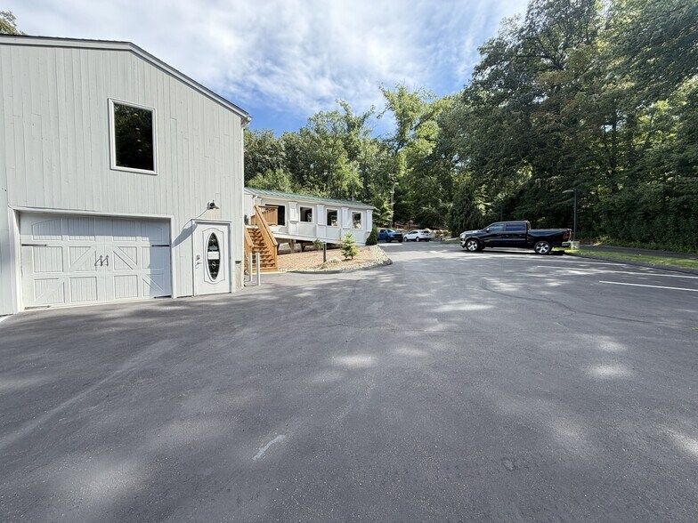 More Photos Of 1570 Boston Post Rd, Guilford Office For Lease