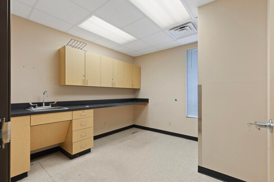 More Photos Of 327 E Airport Dr, Carthage Medical For Sale