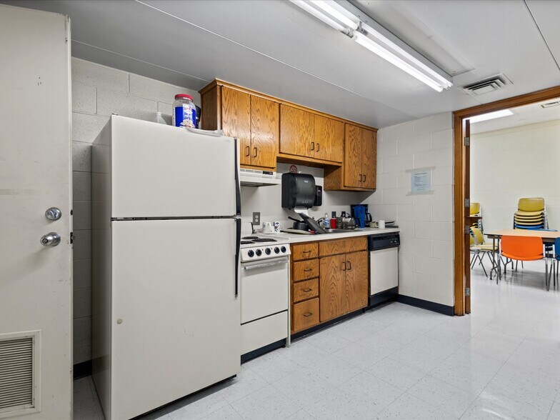 More Photos Of 126 S Maple St, Nowata Office For Sale