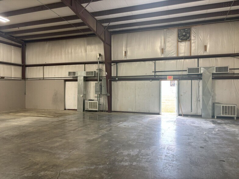More Photos Of 1035 E 23rd St, Lawrence Warehouse For Lease